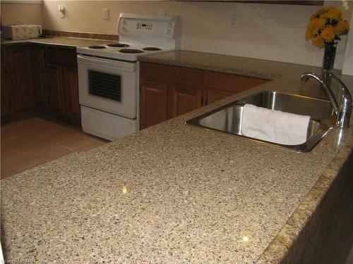 72 Masterson Drive, St. Catharines, ON - Indoor Photo Showing Kitchen