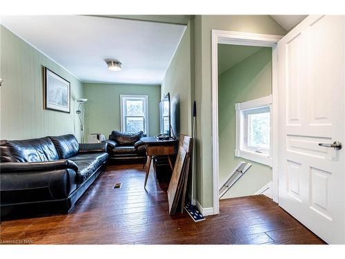 12 Randolph Street, Welland, ON - Indoor Photo Showing Living Room