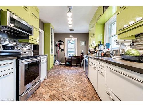 12 Randolph Street, Welland, ON - Indoor Photo Showing Kitchen