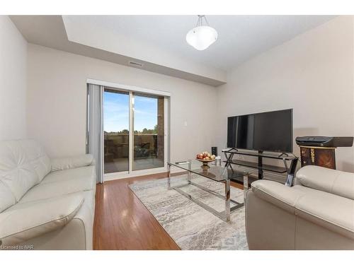 320-8111 Forest Glen Drive, Niagara Falls, ON - Indoor Photo Showing Living Room