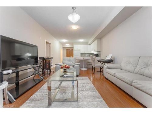 320-8111 Forest Glen Drive, Niagara Falls, ON - Indoor Photo Showing Living Room