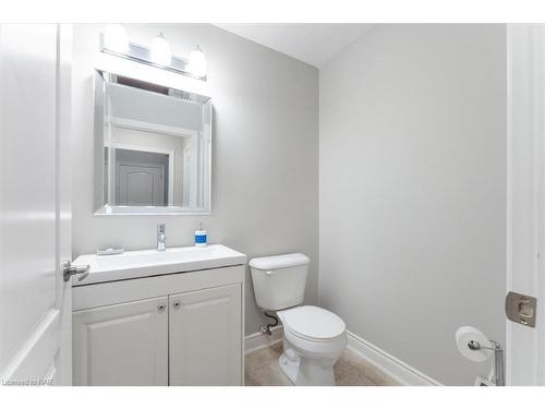 320-8111 Forest Glen Drive, Niagara Falls, ON - Indoor Photo Showing Bathroom