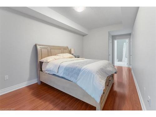 320-8111 Forest Glen Drive, Niagara Falls, ON - Indoor Photo Showing Bedroom