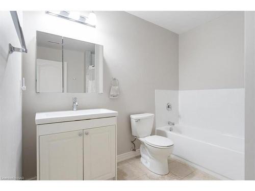 320-8111 Forest Glen Drive, Niagara Falls, ON - Indoor Photo Showing Bathroom