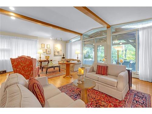 21 Woodmount Drive, St. Catharines, ON - Indoor Photo Showing Living Room