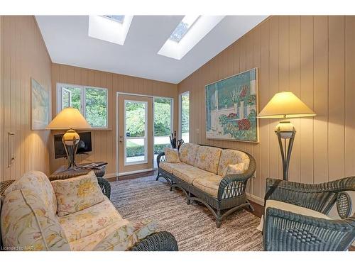 21 Woodmount Drive, St. Catharines, ON - Indoor Photo Showing Living Room