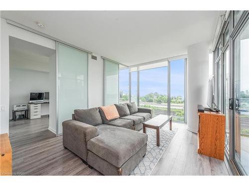 405-103 The Queensway, Toronto, ON - Indoor Photo Showing Living Room