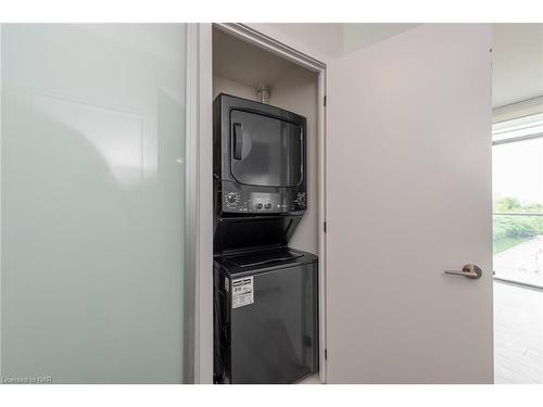 405-103 The Queensway, Toronto, ON - Indoor Photo Showing Laundry Room