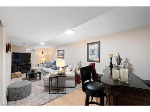 10 Knightwood Drive, St. Catharines, ON - Indoor Photo Showing Living Room