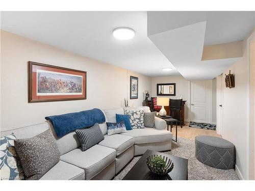 10 Knightwood Drive, St. Catharines, ON - Indoor Photo Showing Living Room