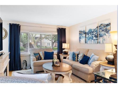 10 Knightwood Drive, St. Catharines, ON - Indoor Photo Showing Living Room