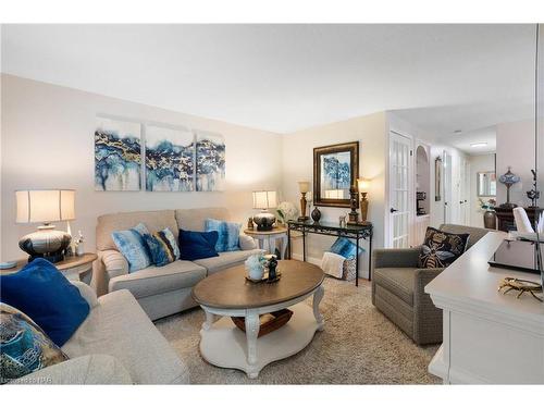 10 Knightwood Drive, St. Catharines, ON - Indoor Photo Showing Living Room