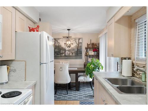 10 Knightwood Drive, St. Catharines, ON - Indoor Photo Showing Kitchen With Double Sink