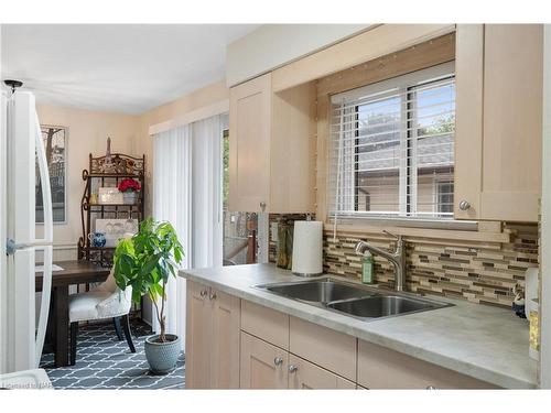 10 Knightwood Drive, St. Catharines, ON - Indoor Photo Showing Kitchen With Double Sink