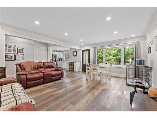 292 Wallace Avenue, Welland, ON - Indoor Photo Showing Living Room