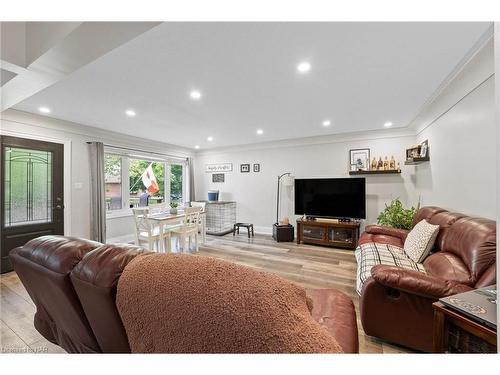 292 Wallace Avenue, Welland, ON - Indoor Photo Showing Living Room