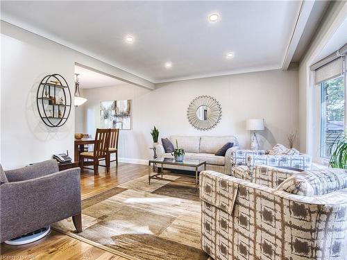 4 Keistan Drive, St. Catharines, ON - Indoor Photo Showing Living Room