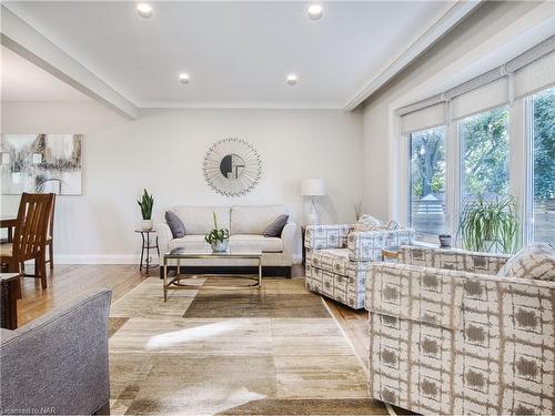 4 Keistan Drive, St. Catharines, ON - Indoor Photo Showing Living Room