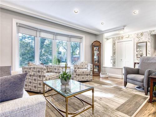 4 Keistan Drive, St. Catharines, ON - Indoor Photo Showing Living Room