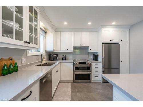 10 Wedgewood Court, St. Catharines, ON - Indoor Photo Showing Kitchen With Double Sink