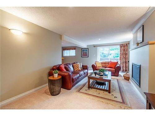 10 Wedgewood Court, St. Catharines, ON - Indoor Photo Showing Living Room