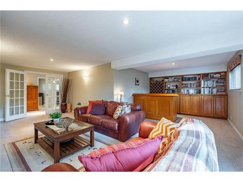 10 Wedgewood Court, St. Catharines, ON - Indoor Photo Showing Living Room