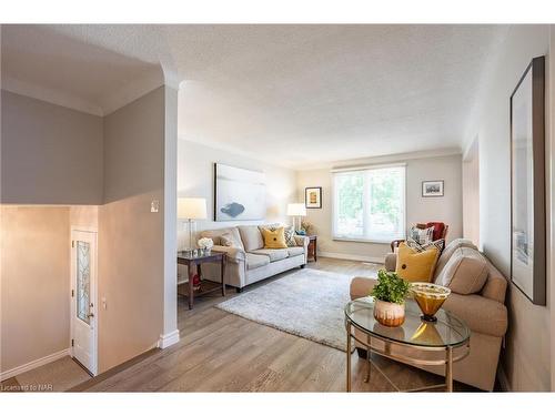 10 Wedgewood Court, St. Catharines, ON - Indoor Photo Showing Living Room