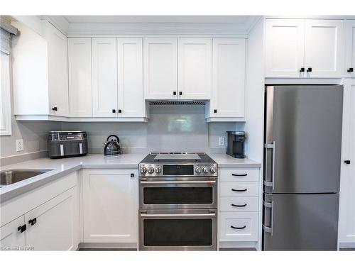 10 Wedgewood Court, St. Catharines, ON - Indoor Photo Showing Kitchen