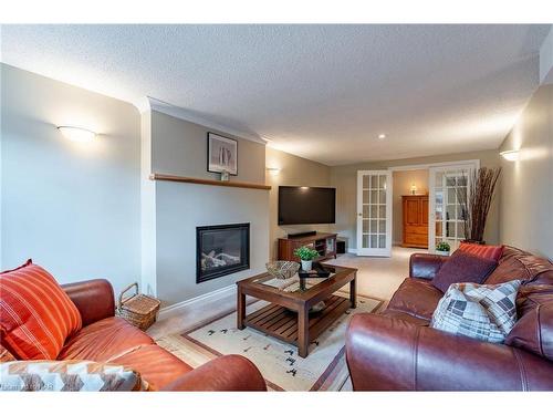 10 Wedgewood Court, St. Catharines, ON - Indoor Photo Showing Living Room With Fireplace