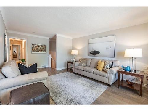 10 Wedgewood Court, St. Catharines, ON - Indoor Photo Showing Living Room