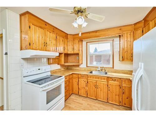 66 Rose Avenue, Thorold, ON - Indoor Photo Showing Kitchen