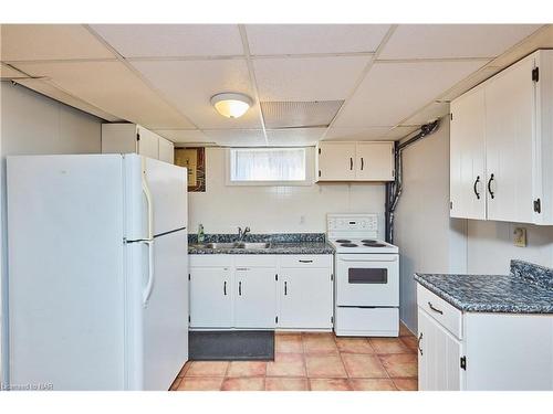 66 Rose Avenue, Thorold, ON - Indoor Photo Showing Kitchen