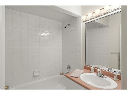 44-15 Lakeside Drive, St. Catharines, ON - Indoor Photo Showing Bathroom