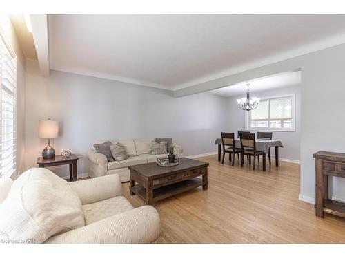 13 Warrington Place, St. Catharines, ON - Indoor Photo Showing Living Room