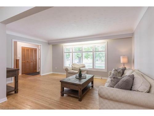 13 Warrington Place, St. Catharines, ON - Indoor Photo Showing Living Room