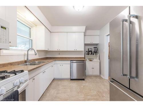 13 Warrington Place, St. Catharines, ON - Indoor Photo Showing Kitchen With Double Sink