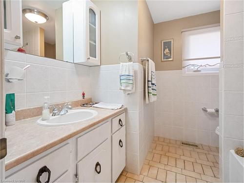 134 Champlain Drive, Fort Erie, ON - Indoor Photo Showing Bathroom