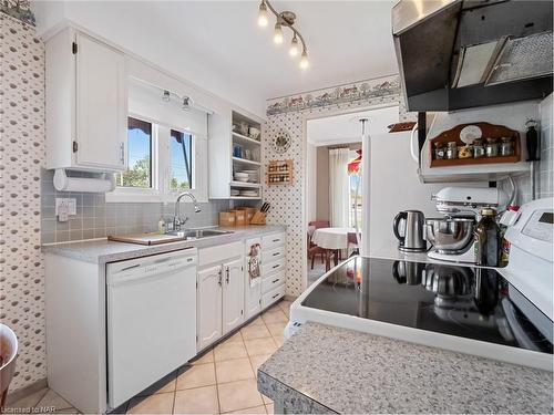 134 Champlain Drive, Fort Erie, ON - Indoor Photo Showing Kitchen With Double Sink