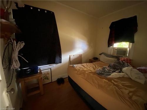 84 Waterloo Street, Fort Erie, ON - Indoor Photo Showing Bedroom