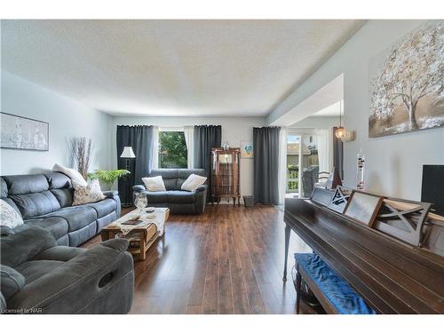 33 Naples Court, Thorold, ON - Indoor Photo Showing Living Room