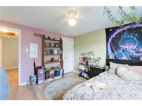 33 Naples Court, Thorold, ON - Indoor Photo Showing Bedroom