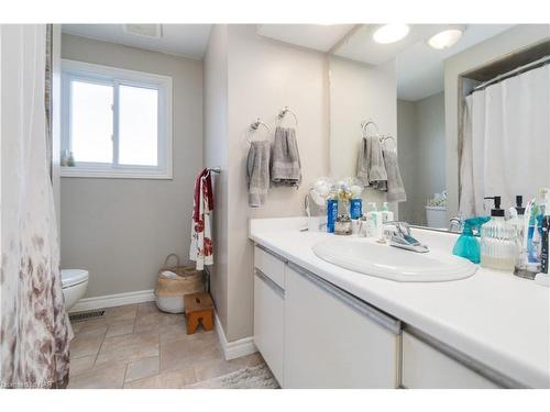 33 Naples Court, Thorold, ON - Indoor Photo Showing Bathroom