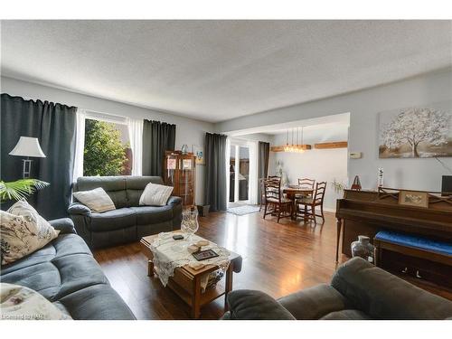 33 Naples Court, Thorold, ON - Indoor Photo Showing Living Room