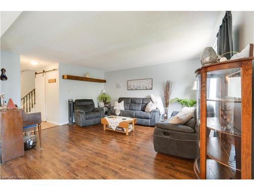 33 Naples Court, Thorold, ON - Indoor Photo Showing Living Room