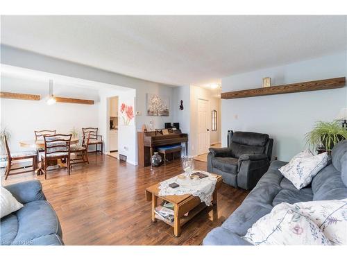 33 Naples Court, Thorold, ON - Indoor Photo Showing Living Room