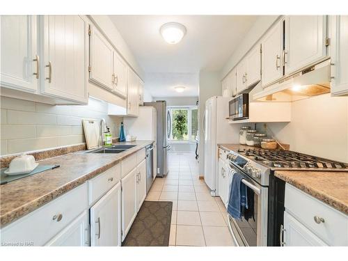 33 Naples Court, Thorold, ON - Indoor Photo Showing Kitchen With Double Sink