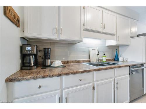 33 Naples Court, Thorold, ON - Indoor Photo Showing Kitchen With Double Sink