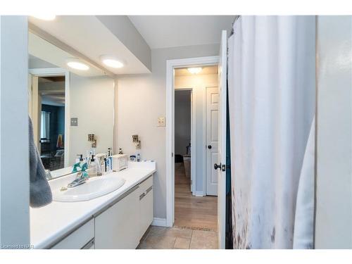 33 Naples Court, Thorold, ON - Indoor Photo Showing Bathroom