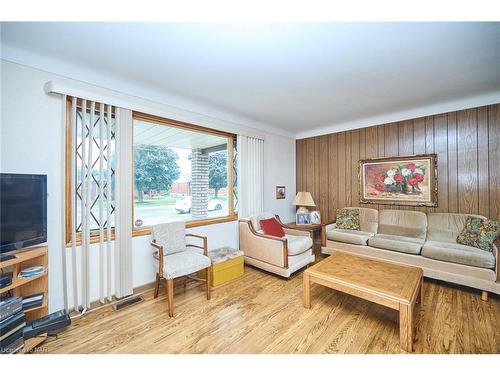 7321 Fern Avenue, Niagara Falls, ON - Indoor Photo Showing Living Room