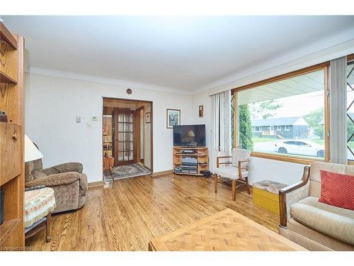 7321 Fern Avenue, Niagara Falls, ON - Indoor Photo Showing Living Room